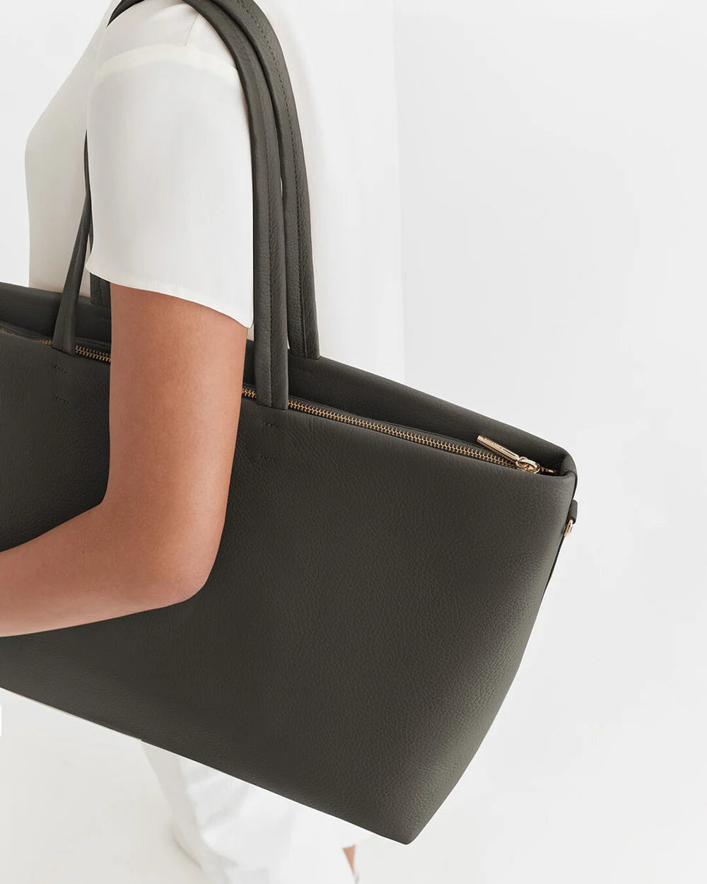 Cuyana Classic Easy Zipper Tote-The Luxury Lane
